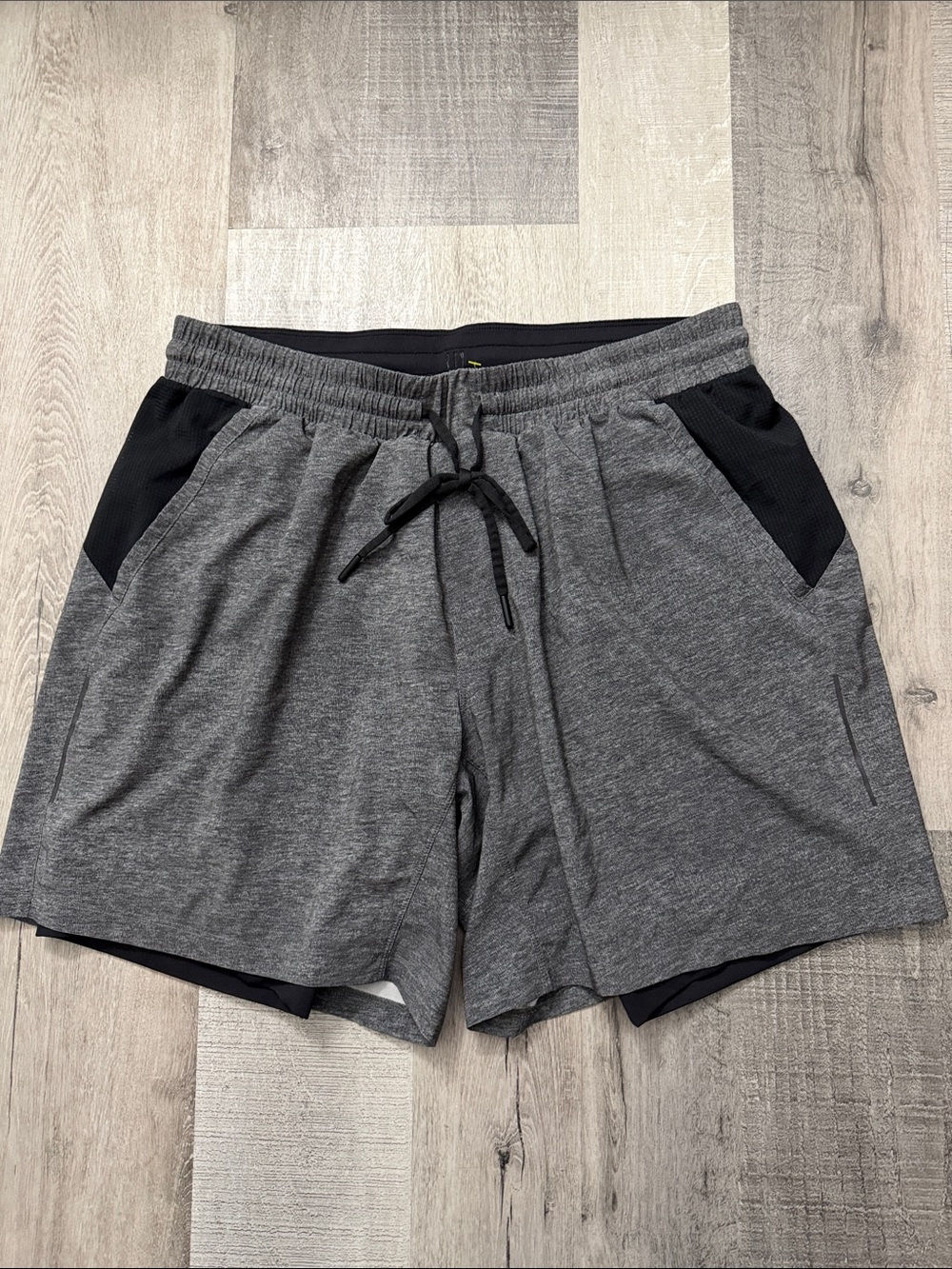 lululemon athletica Men's Gray Athletic Shorts with Black Panel Pockets